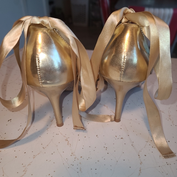 Gold wrap wrounp ankle size 9 pumps. - Picture 12 of 13